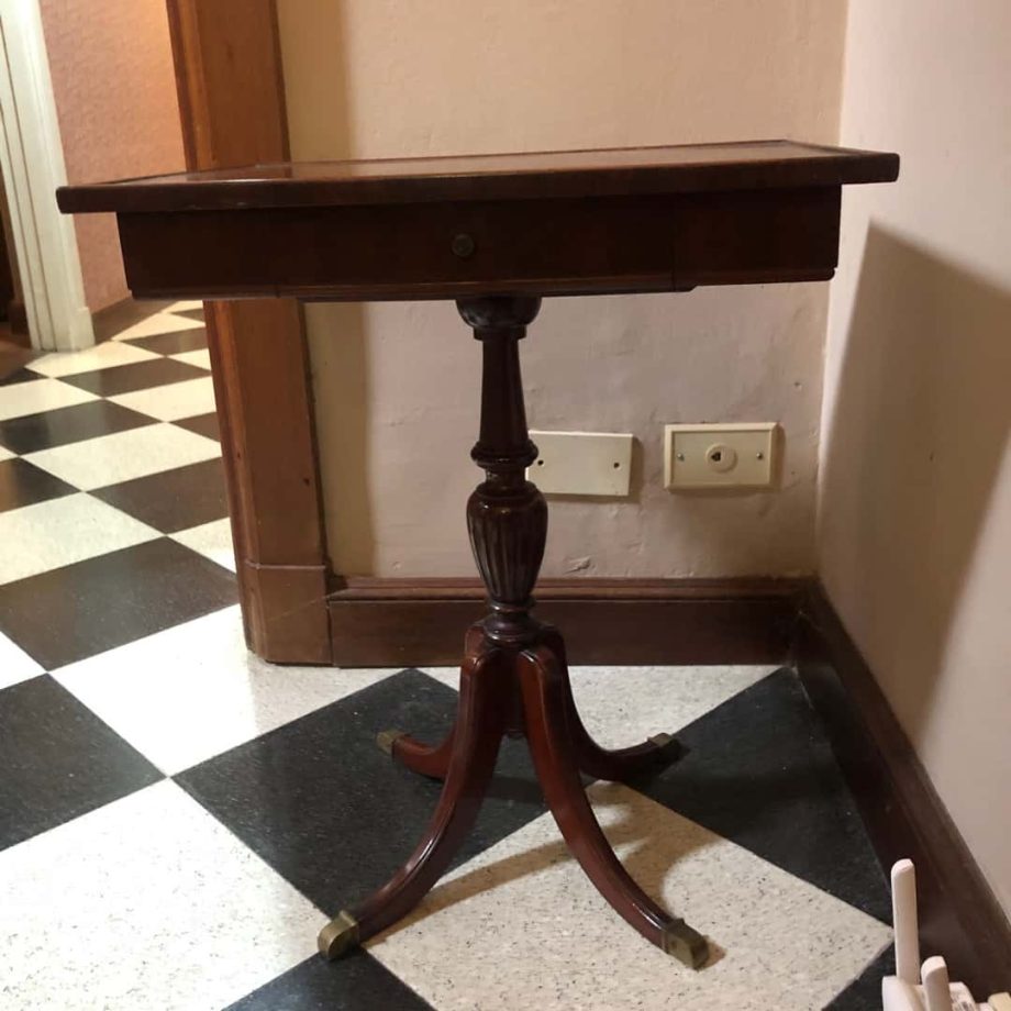 Mesa auxiliar estilo inglés
