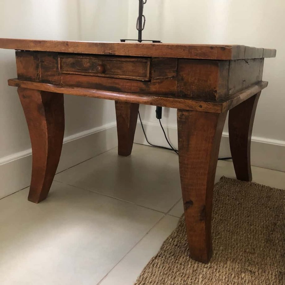 Mesa costado sofá