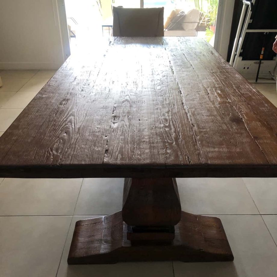 Mesa en pinotea rústica