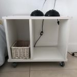 Par de mesas de luz