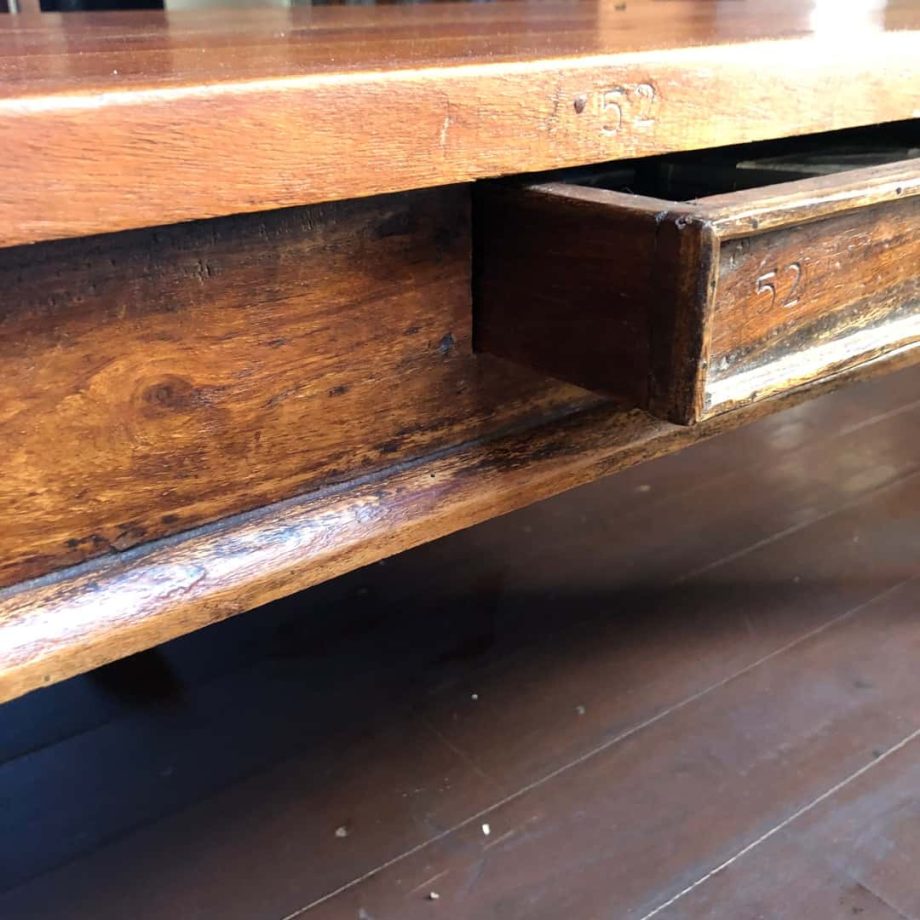 Mesa frente sofá