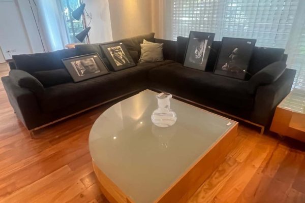 Sofá 4 cuerpos diseño; sofá 3 cuerpos en pana gris de diseño; banqueta Thonet esterillada; silloncitos negros en ecocuero; mesas auxiliares: frente sofá de diseño en madera y vidrio con ruedas, costado sofá de diseño en madera y vidrio, mesa de comedor con tapa vítrea y pie de mármol; mueble modular de diseño-Adornos y vajilla: servicio porcelana Tsuji; cristalería, copas, floreros vidrio...
