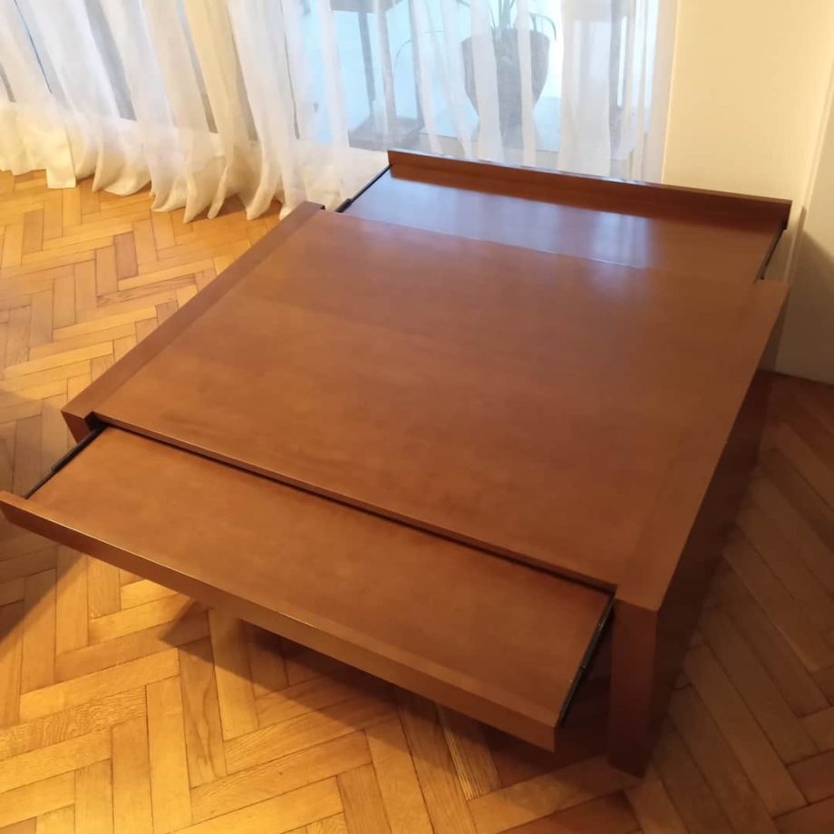 Mesa frente sofá