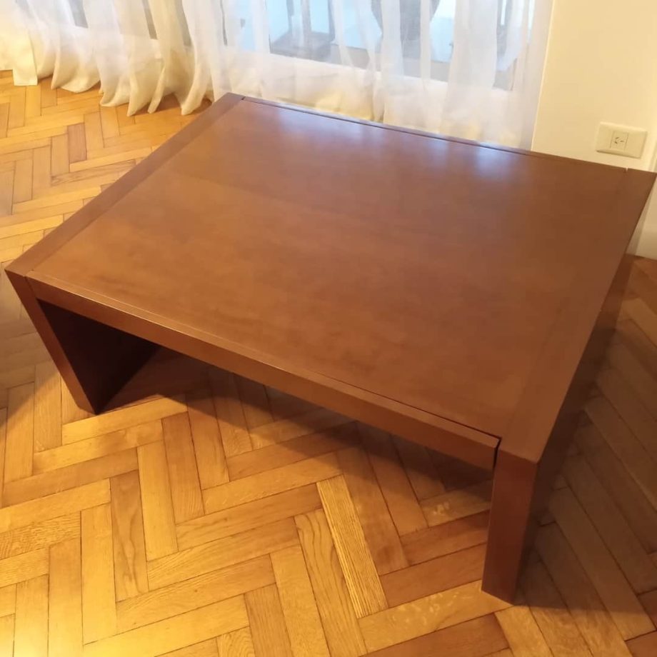 Mesa frente sofá