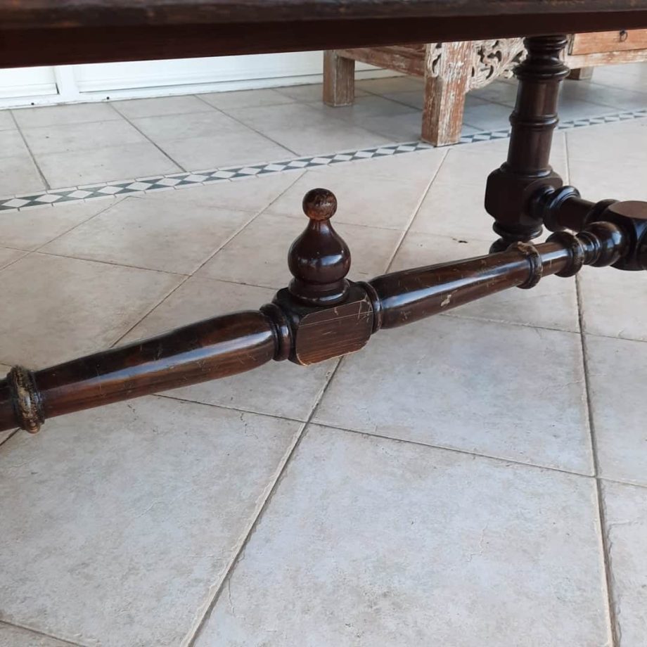 Mesa frente sofá en madera