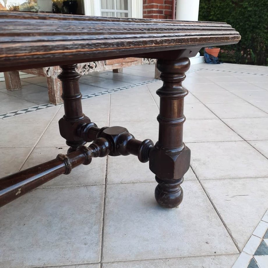 Mesa frente sofá en madera