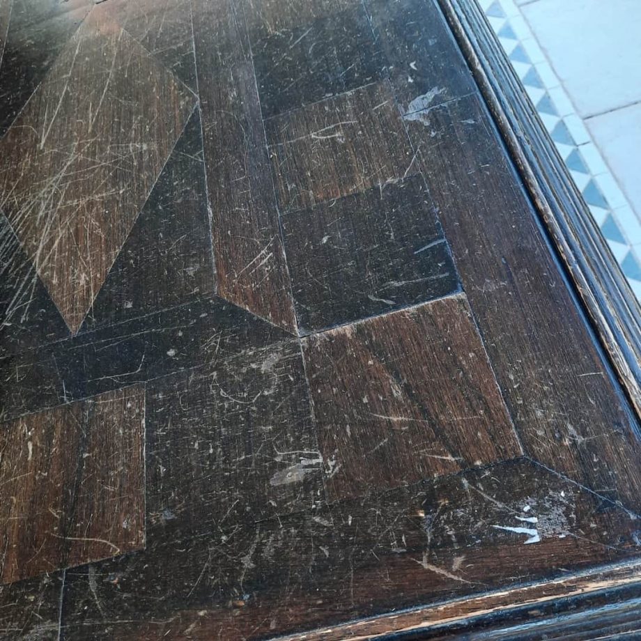 Mesa frente sofá en madera