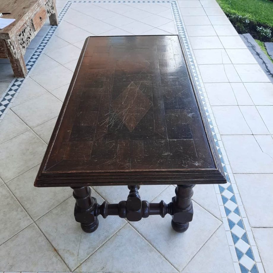 Mesa frente sofá en madera