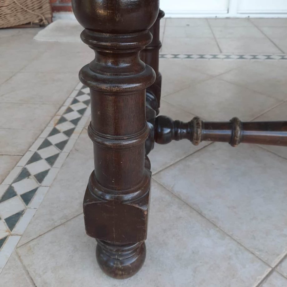 Mesa frente sofá en madera