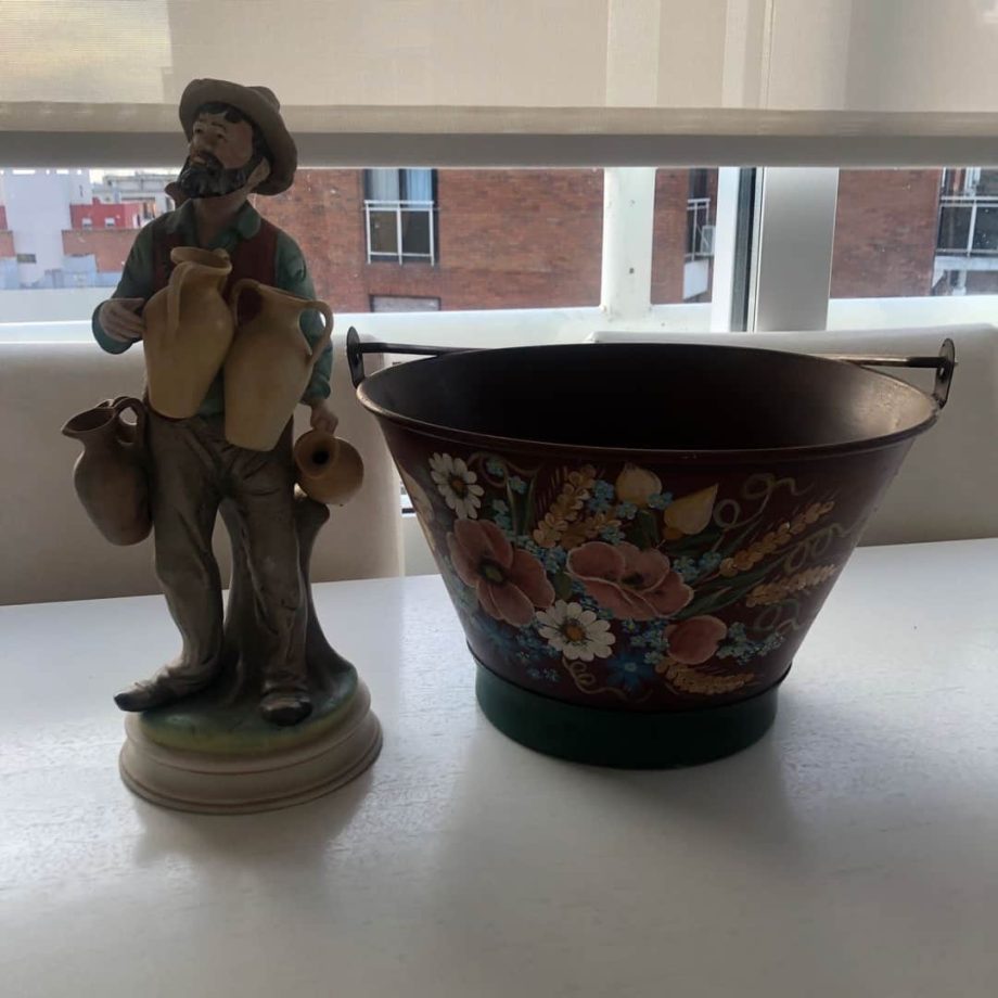 Figura "Hombre con cántaros" + balde