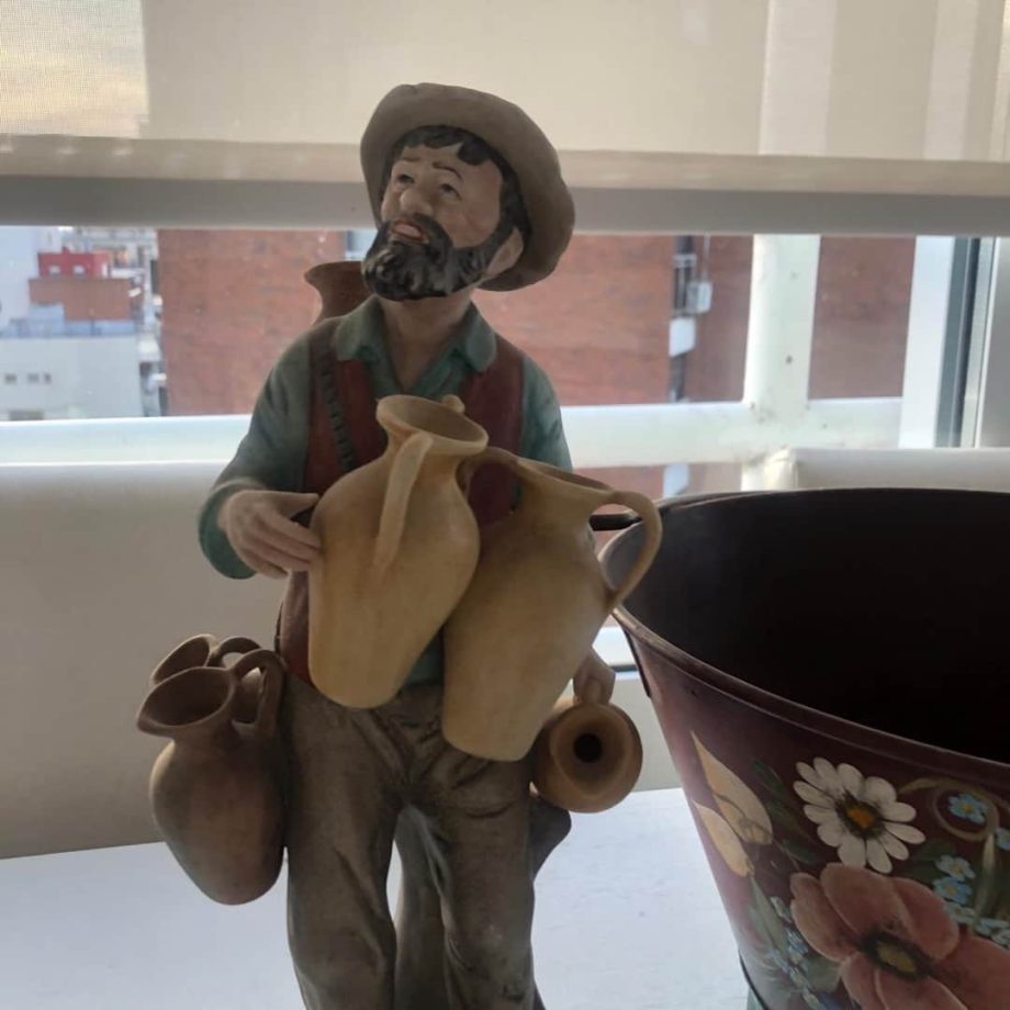 Figura "Hombre con cántaros" + balde