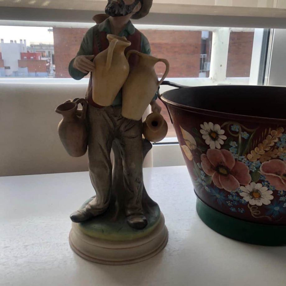 Figura "Hombre con cántaros" + balde