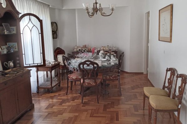 Sillón estilo Inglés; sillas de sala estilo Francés; Mesas auxiliares: par estilo Inglés tapa oval borde irregular, doble plano cuadrada, hierro patinado doble plano, con cajón doble plano, de juego con juegos y tapa desplegable; comedor estilo Inglés: mesa tapa redonda y pata central con alargue y 6 sillas; cristalero estilo Inglés; vajillero estilo Inglés 3 cajones, 4 puertas...