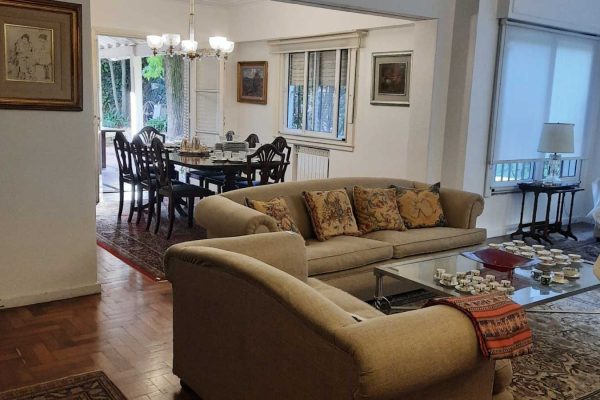 Sillones 3 y 2 cuerpos en arpillera y lino; puff eco cuero; mesas auxiliares: en hierro tono plata, par estilo Inglés tapa redondas, nido, con tapa vidrio, enchapada diseño con ruedas; comedor estilo Inglés: mesa con 8 sillas tapizadas en pana; mueble vajillero con alzada estilo Inglés; mueble auxiliar 2 planos, 2 cajones con herrajes; perchero de pared en madera y bronce...