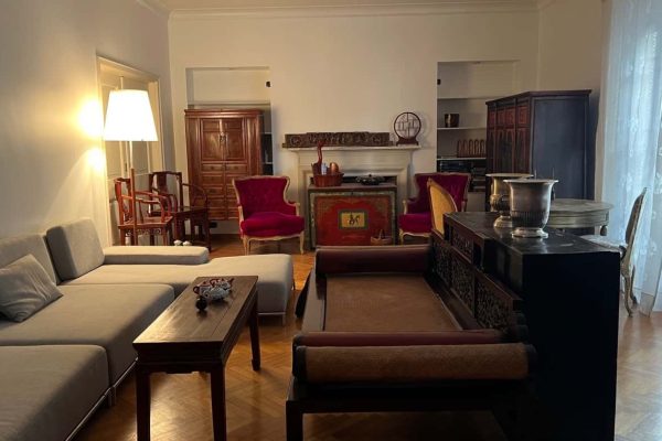 Antiguo mueble oriental con escenas costumbristas 2 puertas y herrajes  hierro; par consolas orientales; baúl oriental con escena costumbrista; mueble recibidor oriental; diván oriental madera calada y rafia; 4 sillas y banco orientales; sofá diseño en L Eugenio Aguirre; sillones orientales con escenas costumbristas; par sillones estilo Francés tapizados en pana color obispo; 4 silloncitos color naranja...