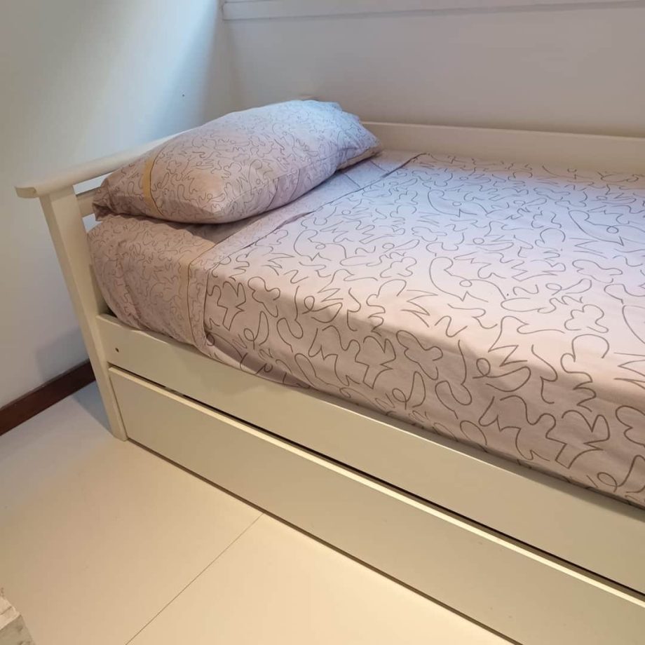 Cama con carro + mesas
