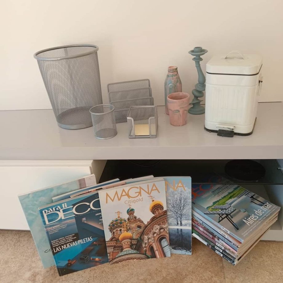Lote escritorio, adornos y revistas
