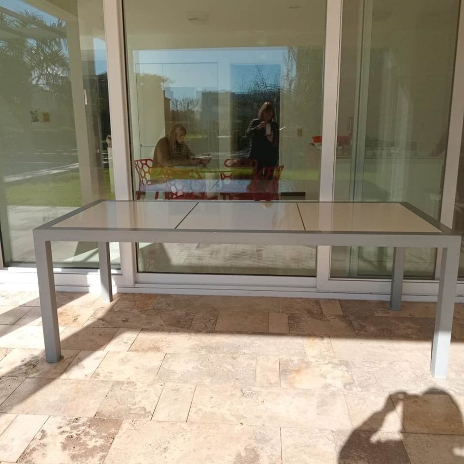 Mesa de exterior en aluminio