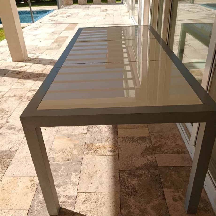 Mesa de exterior en aluminio