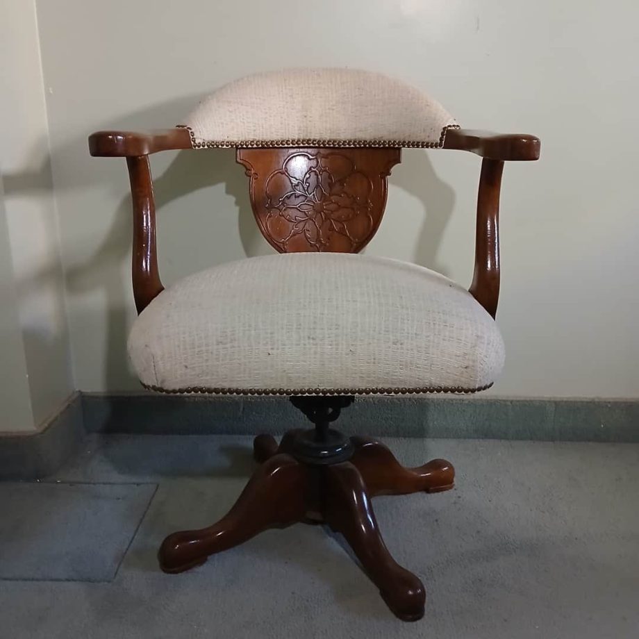 Sillón de escritorio en madera