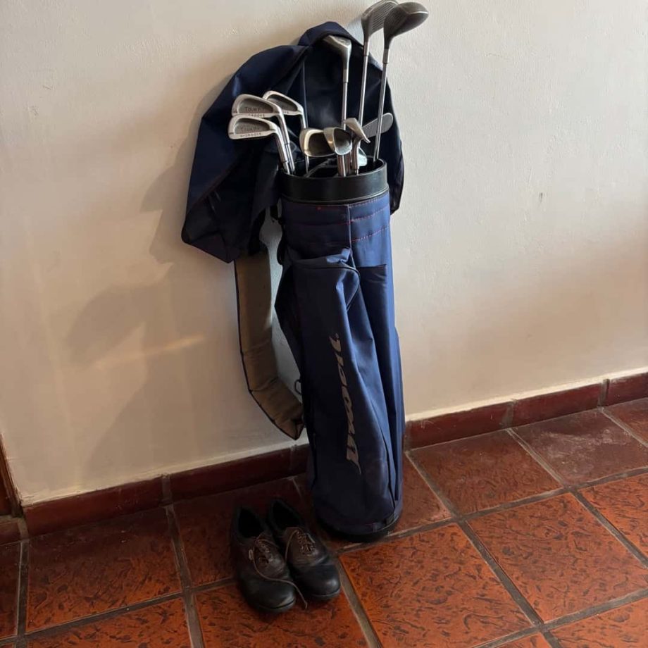Bolsa con palos de golf y zapatos