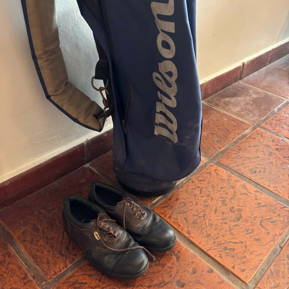 Bolsa con palos de golf y zapatos