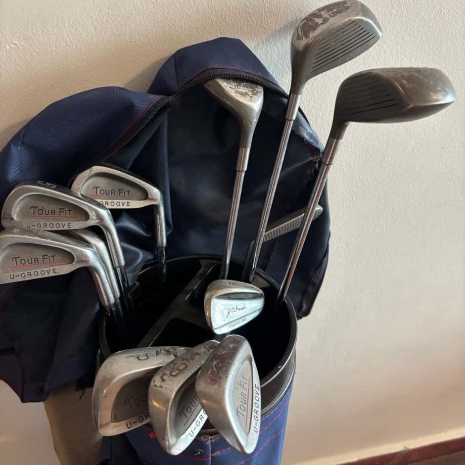 Bolsa con palos de golf y zapatos