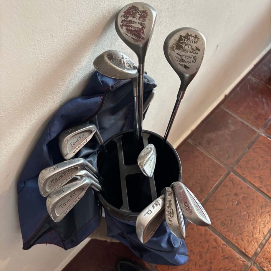Bolsa con palos de golf y zapatos