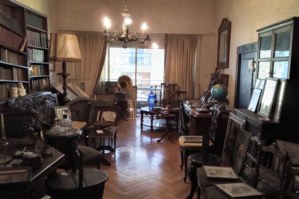 Sillón 2 cuerpos en madera estilo Francés con almohadón pana; sillón esquinero estilo Inglés; juego de sala 3 piezas tapizado en pana; sofá 3 cuerpos; par tronos cuero con tachas estilo Inglés y otro; sillón 2 cuerpos estilo Francés, otro 2 cuerpos gamuza; sillón berger en cuero rojo; sillas en madera asiento cuero; mecedora infantil Thonet; 2 banquetas rústicas; sillas Thonet, estilo Inglés y otras...