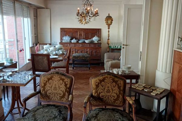 Sillón 2 cuerpos, otro 2 cuerpos tapizado en jackard; par sillones Luis XV; sillón estilo Francés; sillones Luis XV en pana de algodón; par sillitas tipo reclinatorio; 4 sillas estilo Inglés; mesas auxiliares: par estilo Inglés, con tapa vítrea, pequeña Thonet, estilo Inglés doble plano, riñón estilo Inglés doble plano, redonda estilo Inglés; comedor estilo Inglés: mesa libro con 4 sillas...