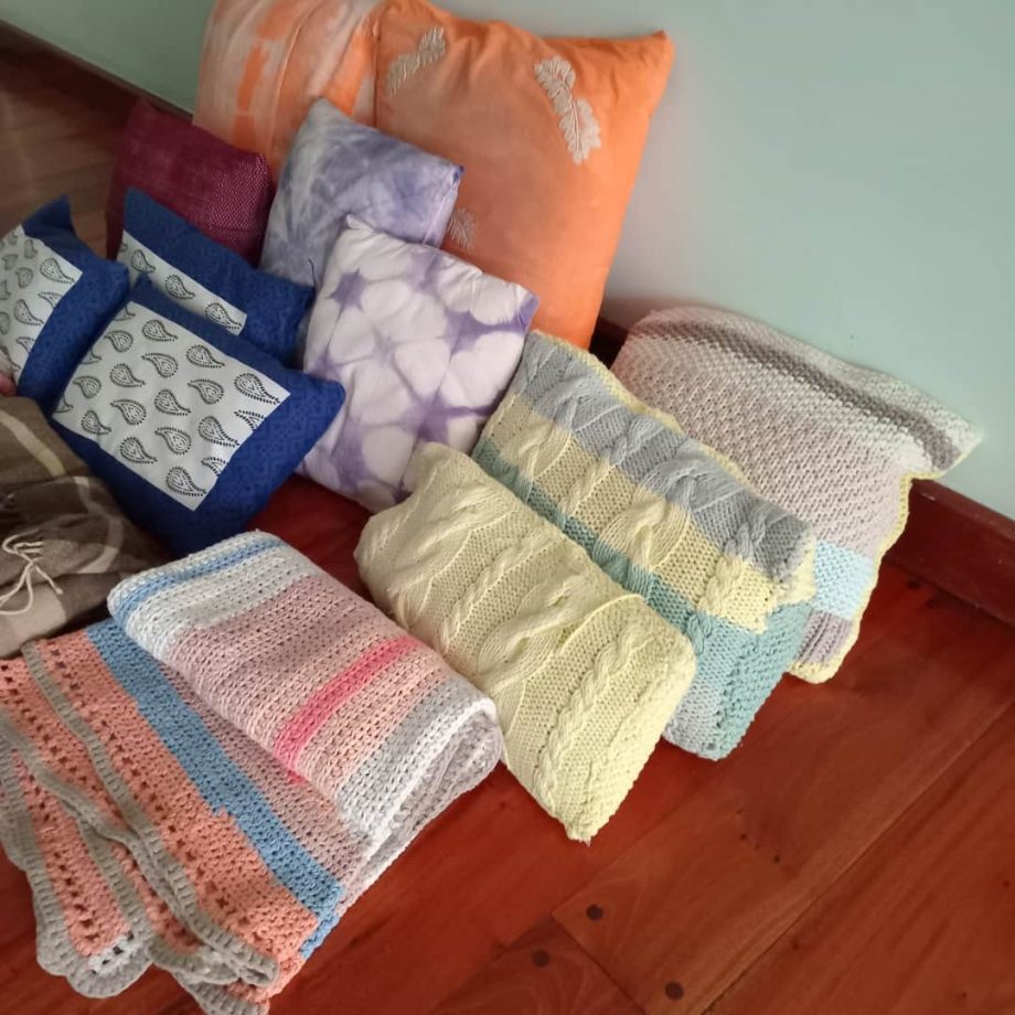 Lote de almohadones y mantas