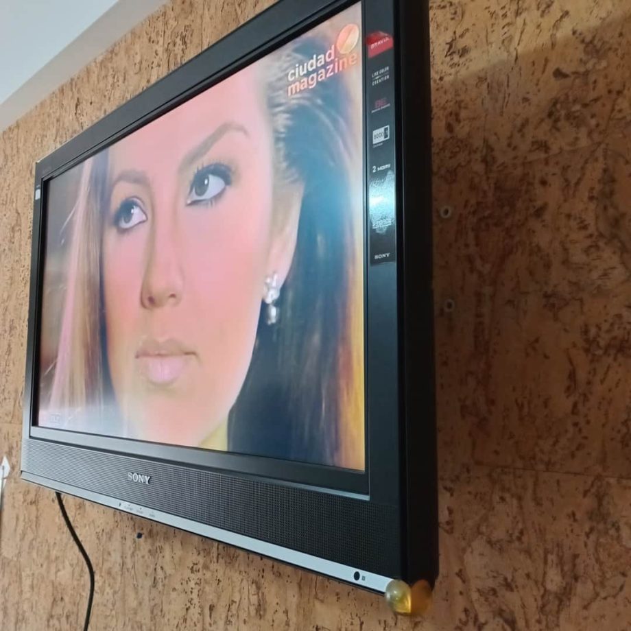 TV Sony 32" con soporte