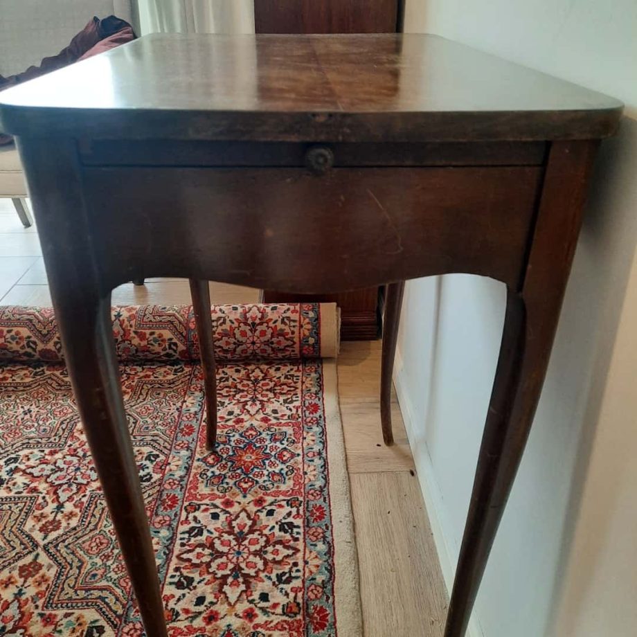 Mesa auxiliar con cajón