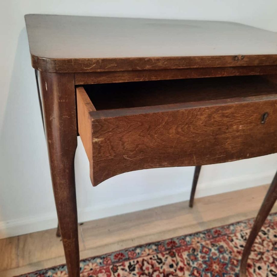 Mesa auxiliar con cajón