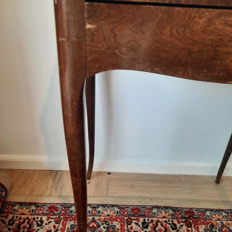 Mesa auxiliar con cajón