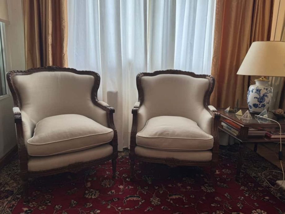 Juego de sillones Luis XVI tapizados en lino crudo