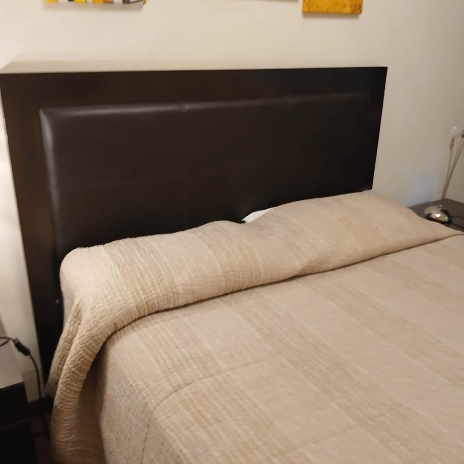 Respaldo en madera y eco cuero