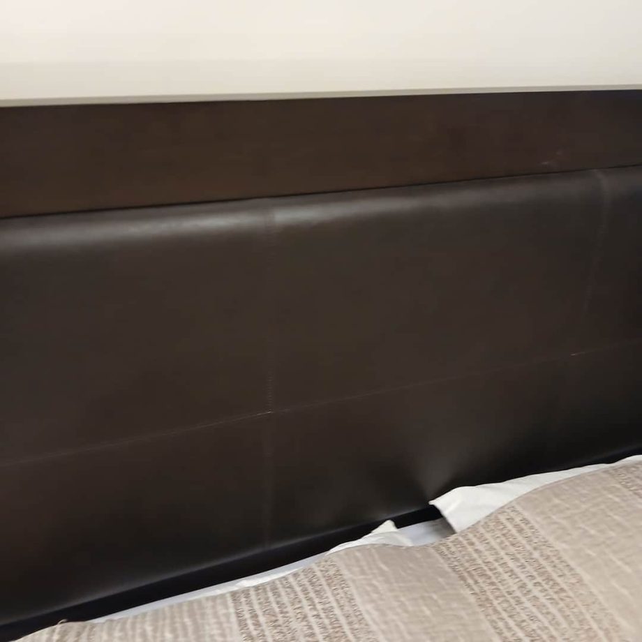 Respaldo en madera y eco cuero