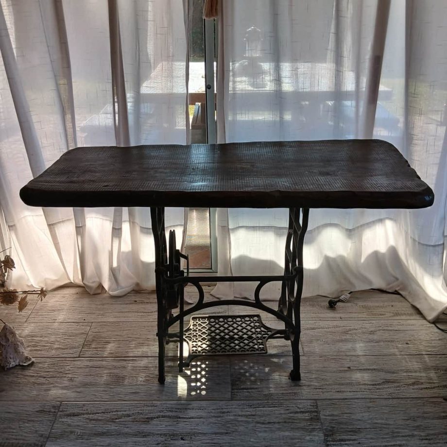 Mesa con pie máquina de coser
