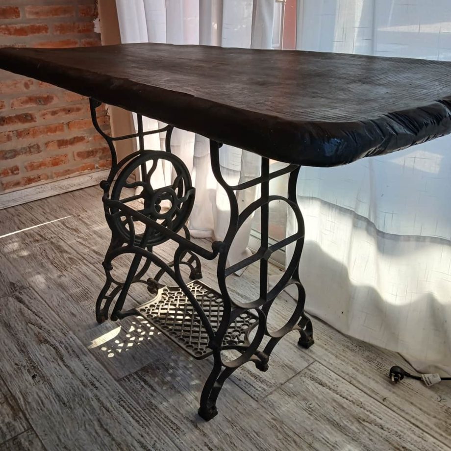 Mesa con pie máquina de coser
