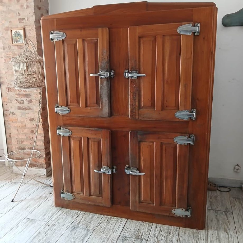 Heladera antigua en roble