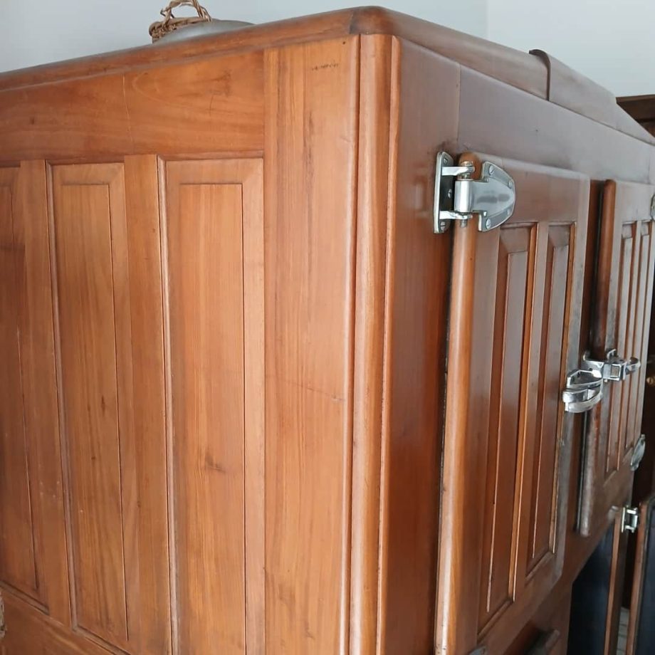 Heladera antigua en roble