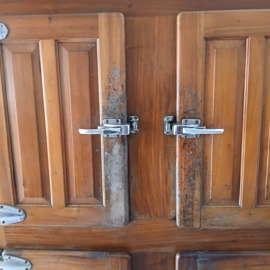 Heladera antigua en roble