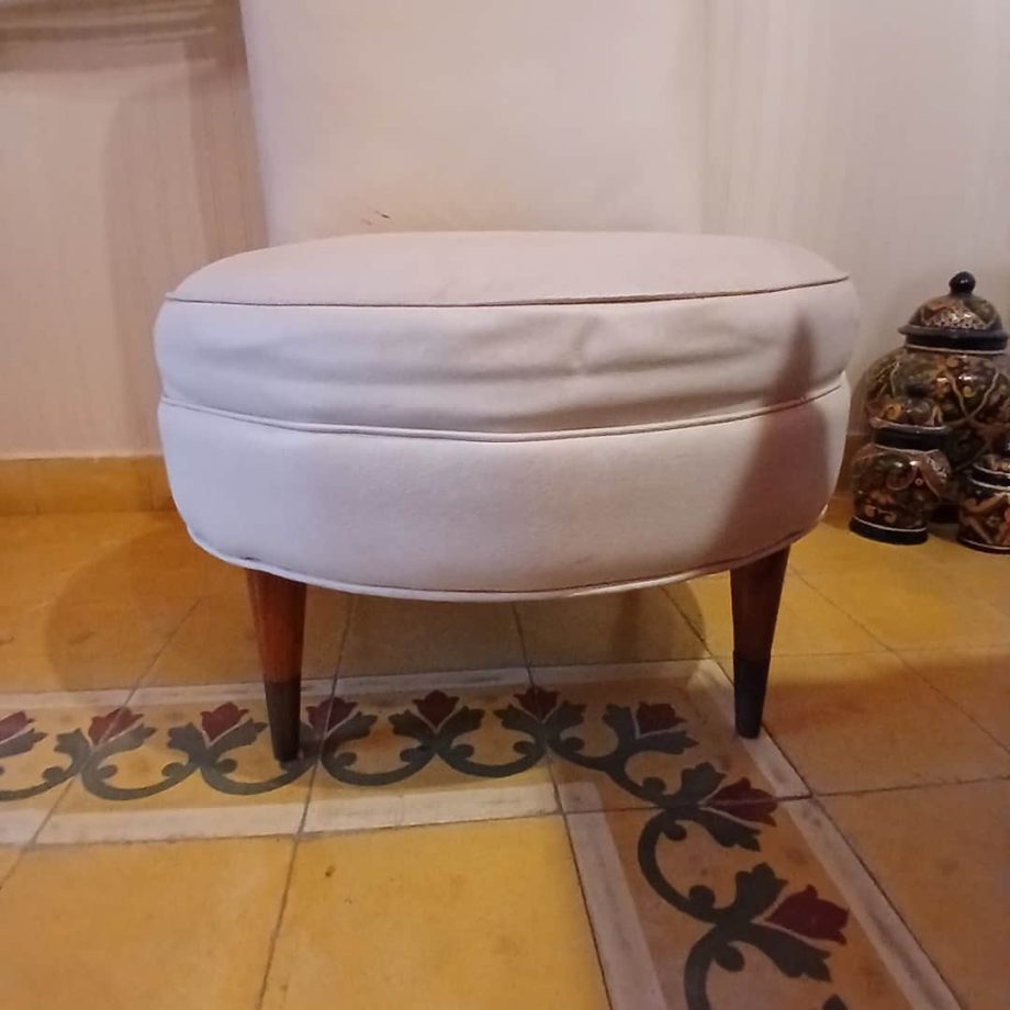 Poltrona tapizada en eco cuero