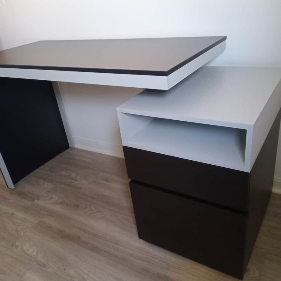 Escritorio con cajonera