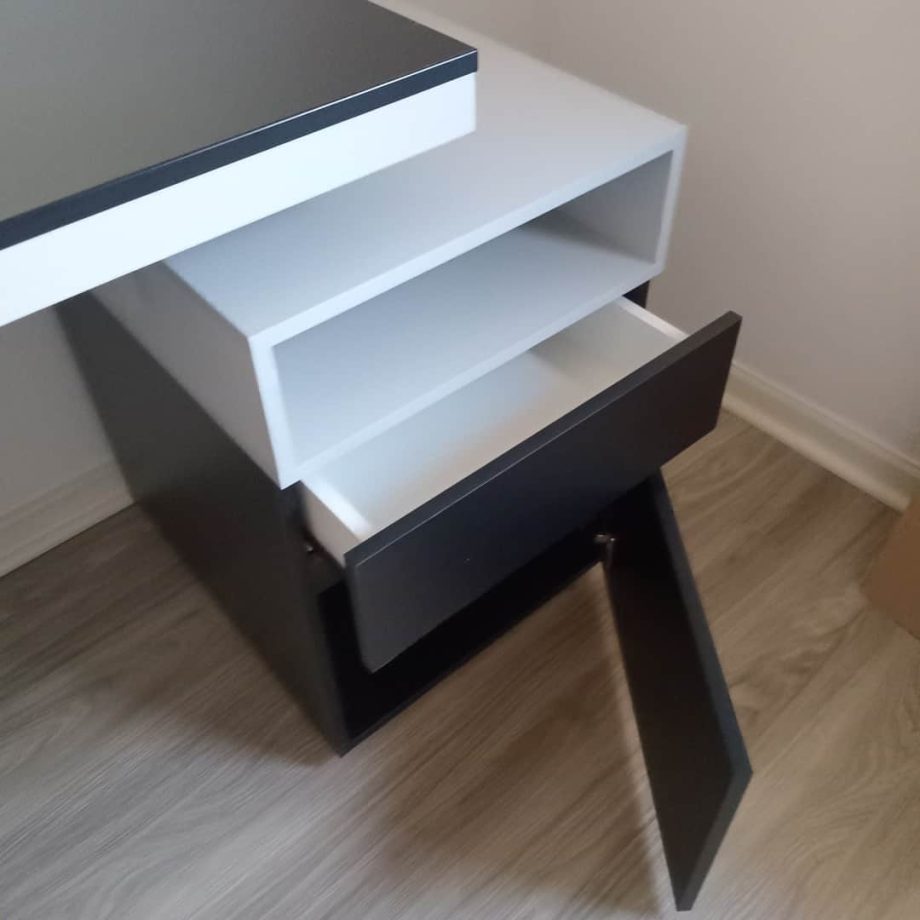 Escritorio con cajonera