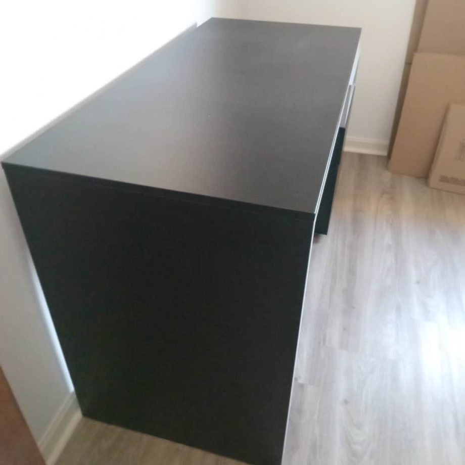 Escritorio con cajonera