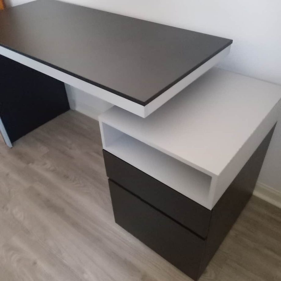 Escritorio con cajonera