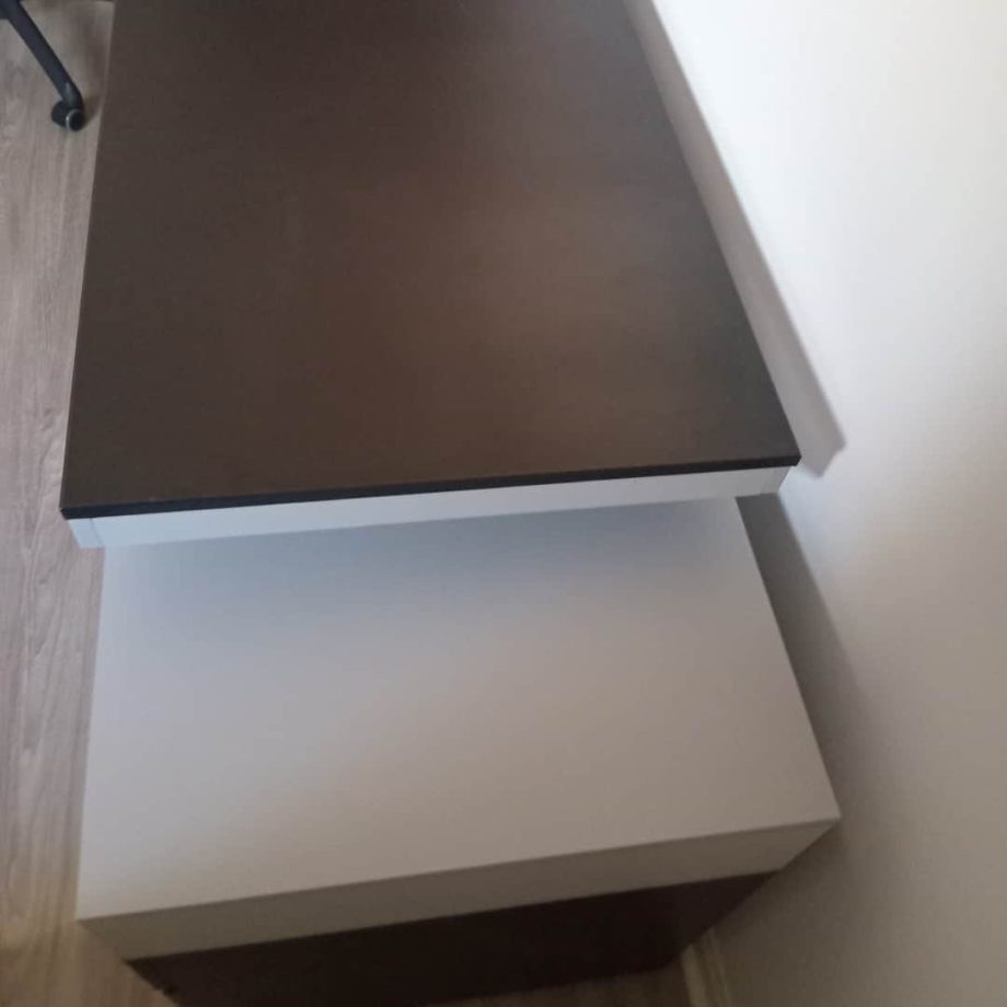 Escritorio con cajonera