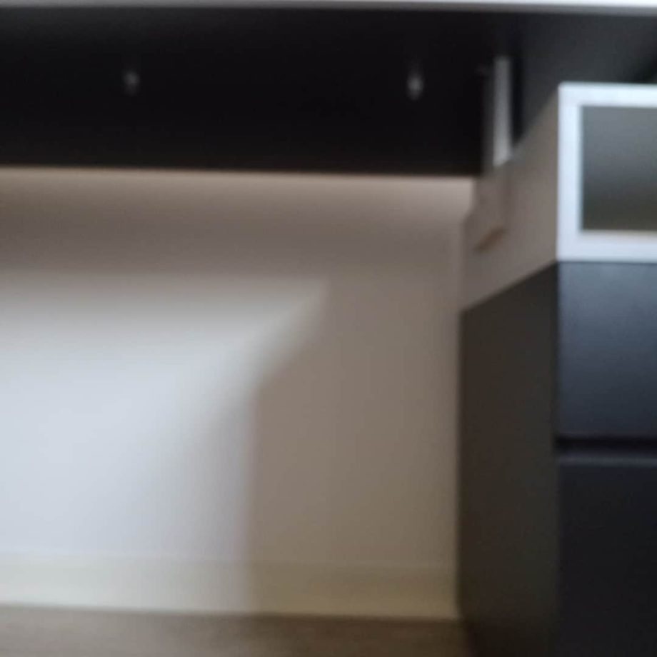 Escritorio con cajonera